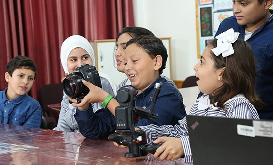 Ученицы одной из школ Ближневосточного агентсва помощи палестинским беженцам (БАПОР) в Газе. 