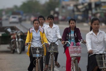 柬埔寨街头的民众。