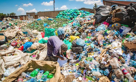 Em torno de 12% da maior parte dos resíduos sólidos municipais é composta de plástico, de um tipo ou de outro.