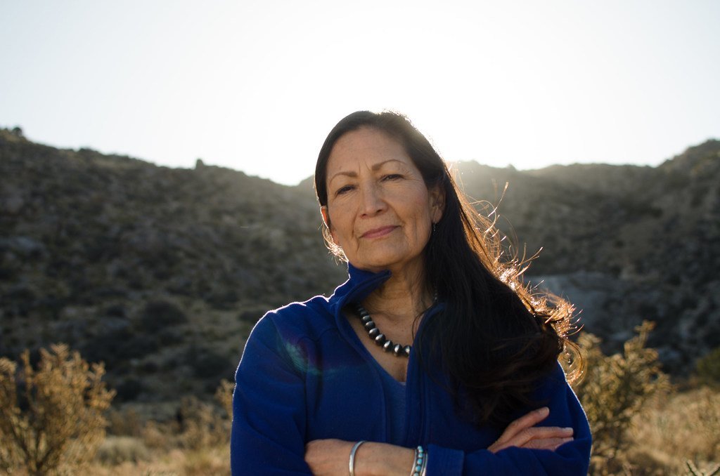 دب هالاند، سياسية ديمقراطية من ولاية نيو مكسيكو وأحد النساء الأميركيات الأصليات اللاتي تم انتخابهن في مجلس النواب بالكونغرس الأمريكي. (نوفمبر 2018).