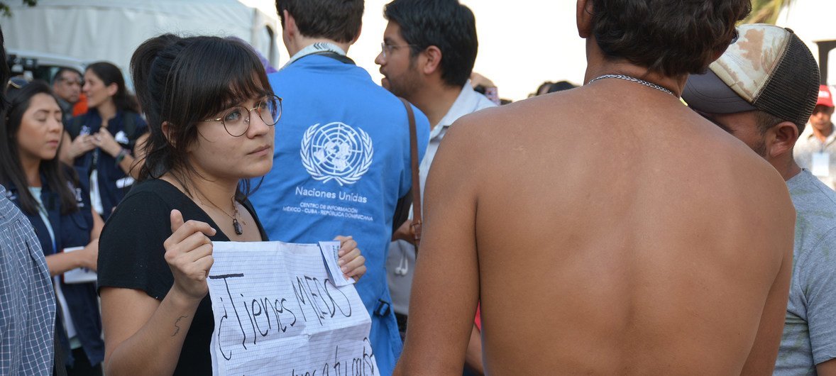 Una mujer lleva un cartel que pregunta '¿Tienes miedo de volver a tu país?' en el estadio Jesús Martínez 'Palillo' donde están descansando miles de migrantes de la caravana