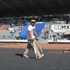 Un centroamericano que camina con muletas tras la larga travesía en el estadio Jesús Martínez 'Palillo' en Ciudad de México. 6 de noviembre de 2018