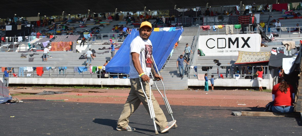 Un centroamericano que camina con muletas tras la larga travesía en el estadio Jesús Martínez 'Palillo' en Ciudad de México. 6 de noviembre de 2018