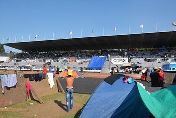 Caravana de migrantes centroamericanos instalados en un estadio en la Ciudad de México. (Archivo) 
