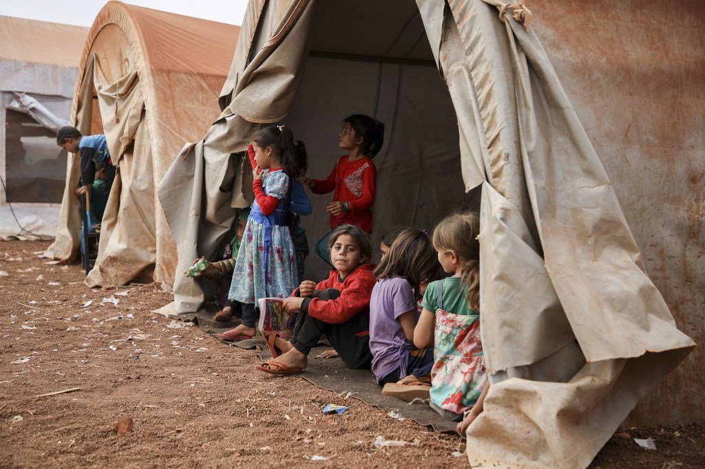 2018年，几个女孩坐在叙利亚北部的一处临时营地内。