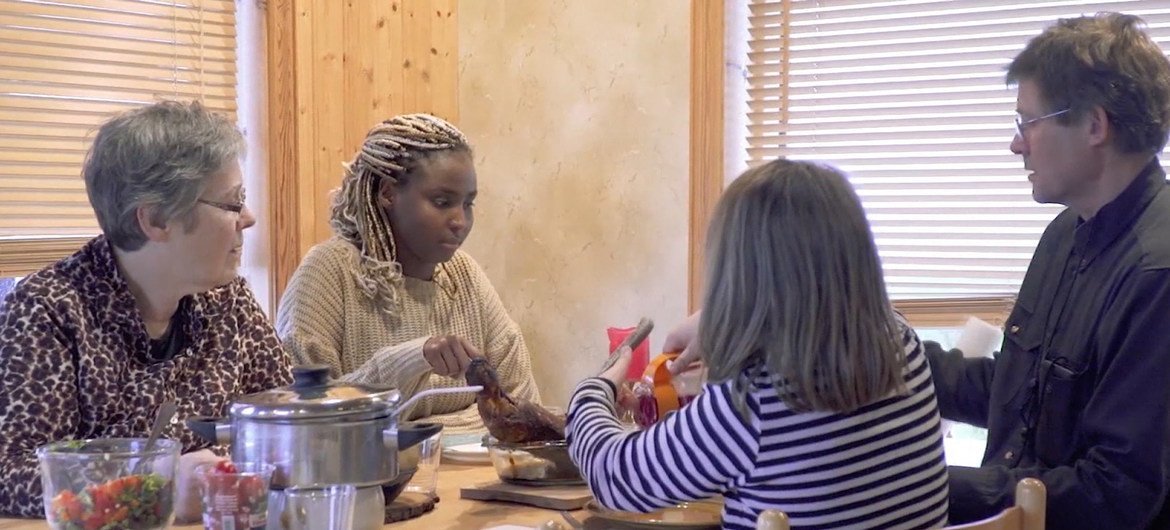 نجمو، لاجئة صومالية في آيسلاندا تتناول الطعام مع العائلة الآيسلندية التي تستضيفها.