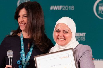 سيدة الأعمال الأردنية لمى شعشاعة تتلقى الجائزة الفضية في احتفال توزيع جوائز  
