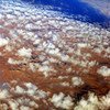 Nuvens sobre o deserto no sul da Líbia. Desertos formam uma grande parte do país e assentamentos humanos são encontrados principalmente em torno de oásis.