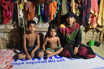 2018年10月22日，孟加拉国东南部纳亚帕拉（Nayapara）难民营内，一位来自缅甸的罗兴亚难民与她的其中两个孩子坐在临时住所内。
