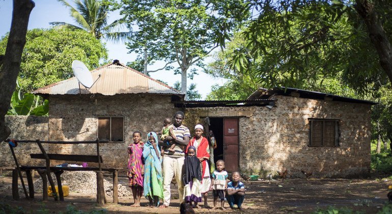 كومبو أسوماني كومبو وعائلته يحضرون ورشة عمل لمفوضية شؤون اللاجئين في قرية شيموني، كينيا حيث يشاركون تجربتهم في انعدام الجنسية. (حزيران/يونيه 2017)