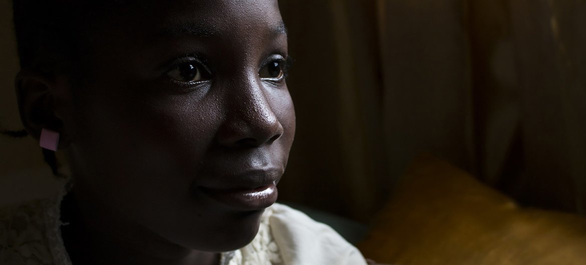 12岁的斯特拉坐在床上。她和两个兄弟姐妹与母亲睡在一张床上。 斯特拉出生在尼日利亚，但她的出生从未被登记过。 她现在居住在利比里亚，在她的尼日利亚籍父亲去世后，她无法证明自己与这两个国家的关系。