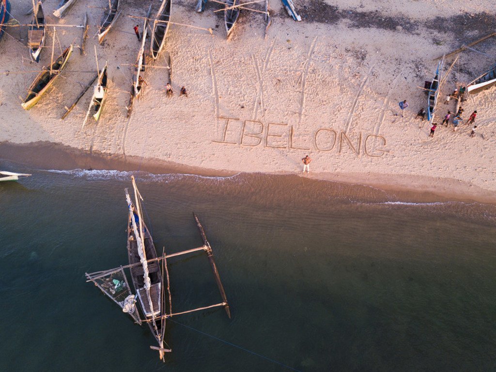 A Madagascar, les mots de la campagne du HCR contre l'apatridie #IBelong #Jexiste ont été dessinés sur le sable.