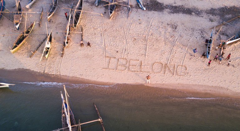 A Madagascar, les mots de la campagne du HCR contre l'apatridie #IBelong #Jexiste ont été dessinés sur le sable.