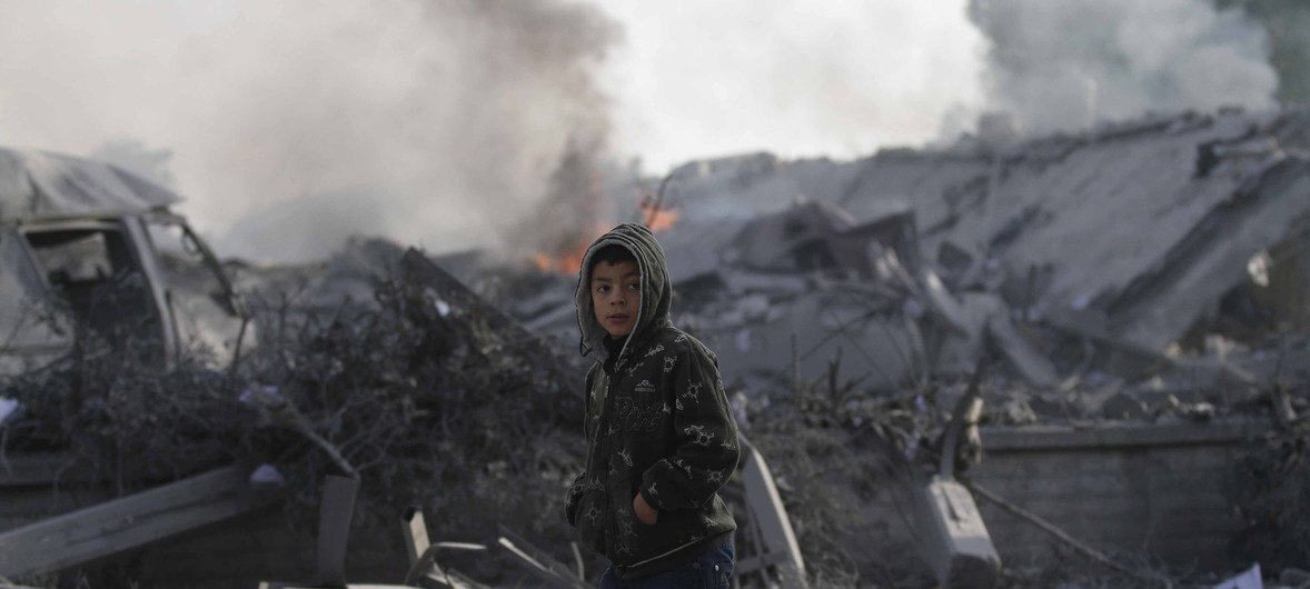 Un niño de 12 años pasa por las casas destruidas por bombardeos israelíes en Rafah, al sur de la franja de Gaza (Noviembre 2012)