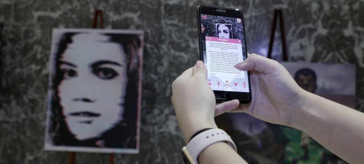 Les visiteurs de l'exposition 'UNji' au siège des Nations Unies peuvent obtenir plus d'informations sur les œuvres d'art de rue exposées via une application mobile 'Behind the Wall'