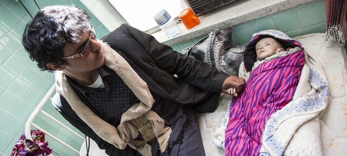 At the Al Sabeen maternal hospital in Sana’a, Yemen, WFP provides nutritional supplements to treat five-year old Ali Yakya Ali  who is affected by severe acute malnutrition as his father looks on.  11 November 2018.