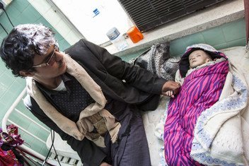也门首都萨那的阿尔萨宾医院（Al Sabeen），粮食署为五岁的阿里（Ali Yakya Ali）提供了营养补充剂。躺在父亲身旁的阿里患有急性重症营养不良。