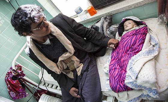 At the Al Sabeen maternal hospital in Sana’a, Yemen, WFP provides nutritional supplements to treat five-year old Ali Yakya Ali  who is affected by severe acute malnutrition as his father looks on.  11 November 2018.