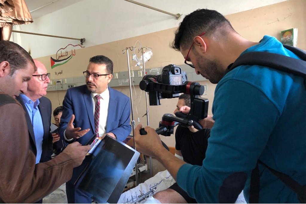 جيمي ماكغولدريك منسق الأمم المتحدة للشؤون الإنسانية في الأرض الفلسطينية المحتلة يزور المرضى في مستشفى الشفاء بغزة.