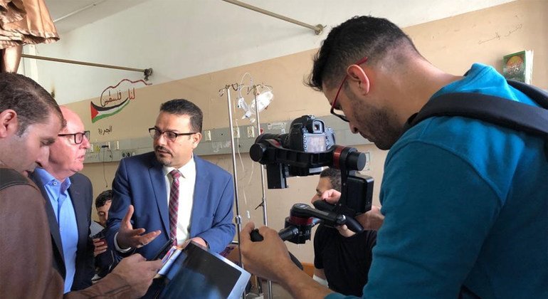 UN Humanitarian Coordinator for the Occupied Palestinian Territory, Jamie McGoldrick, visits patients in Al-Shifa Hospital in Gaza, along with doctors and WHO's representative.
