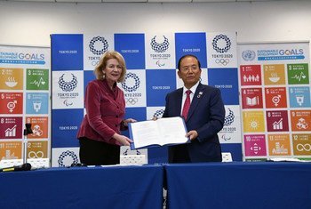联合国主管全球传播事务的副秘书长斯梅尔（Alison Smale，左）与东京奥组委主席武藤敏郎（Toshiro Muto）今天在东京签署意向书。