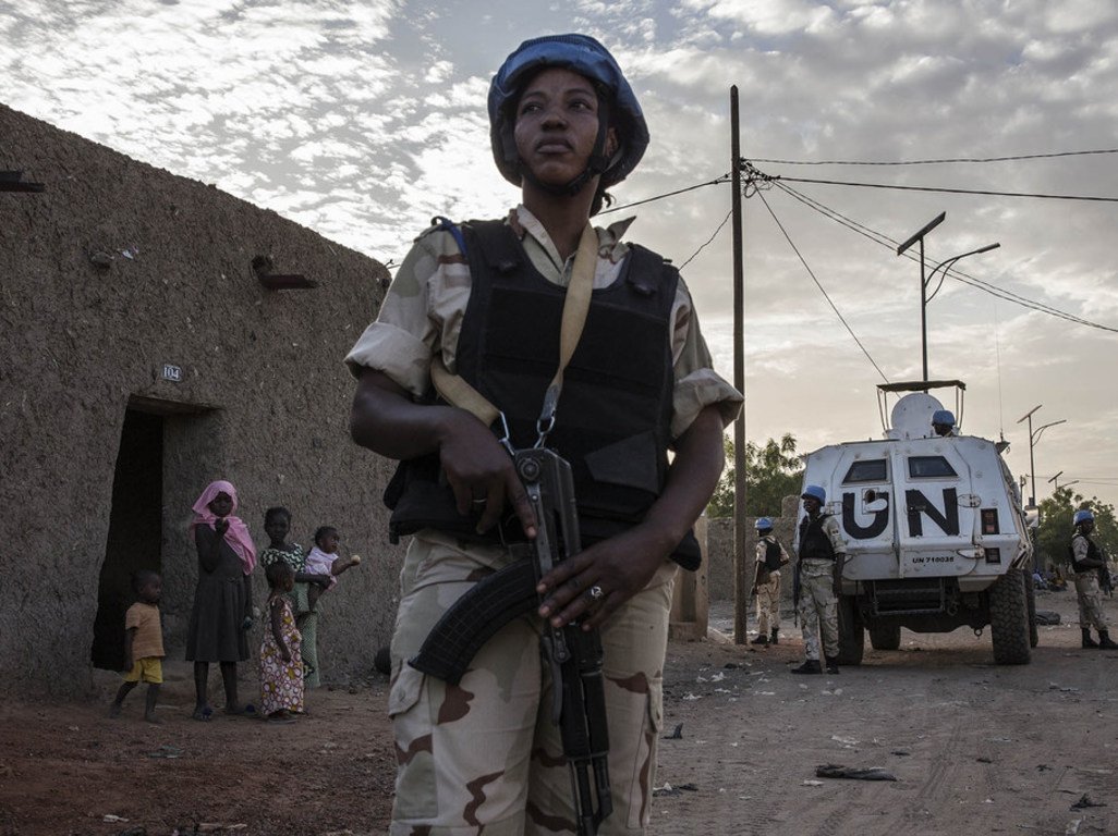 Une Casque bleu lors d'une patrouille dans les rues de Gao, au Mali, effectué quotidiennement par des officiers de police de la MINUSMA et de la Garde nationale malienne. 7 novembre 2018.