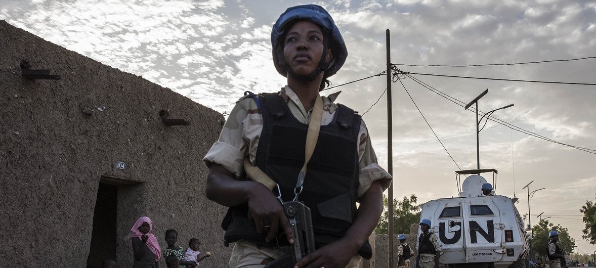 A peacekeeping officer during a patrol in the streets of Gao, Mali, performed daily by United Nations Police (UNPOL) Officers from MINUSMA and Malian National Guard Officers.  7 November 2018.