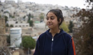 عائشة، 13 عاما، طالبة في مدرسة قرطبة في المنطقة العسكرية الإسرائيلية المغلقة في مدينة الخليل بالضفة الغربية.