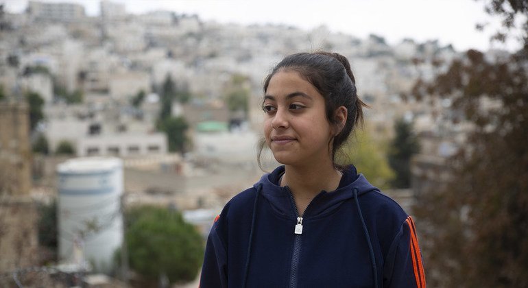 عائشة، 13 عاما، طالبة في مدرسة قرطبة في المنطقة العسكرية الإسرائيلية المغلقة في مدينة الخليل بالضفة الغربية.