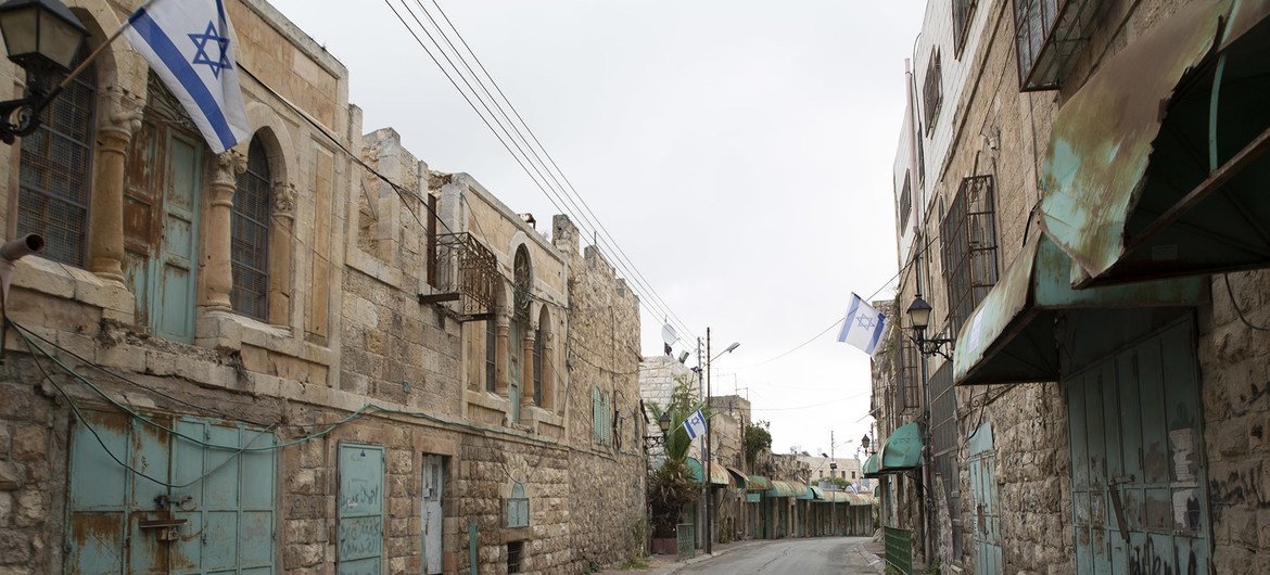 شارع الشهداء في المنطقة العسكرية الإسرائيلية المغلقة في مدينة الخليل في الضفة الغربية.