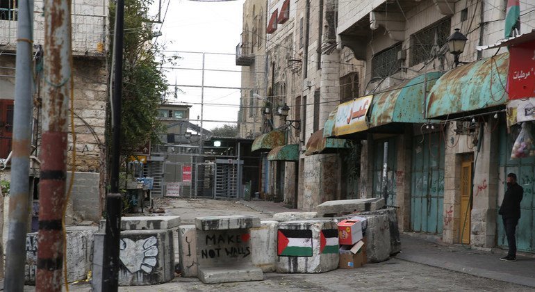 نقطة تفتيش في المنطقة العسكرية الإسرائيلية المغلقة في الجزء المعروف بـ H2  في مدينة الخليل بالضفة الغربية.