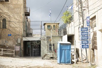 oint de contrôle vers l'école Qurtoba à l'intérieur de la zone militaire israélienne fermée dans la zone H2 à Hébron, en Cisjordanie.