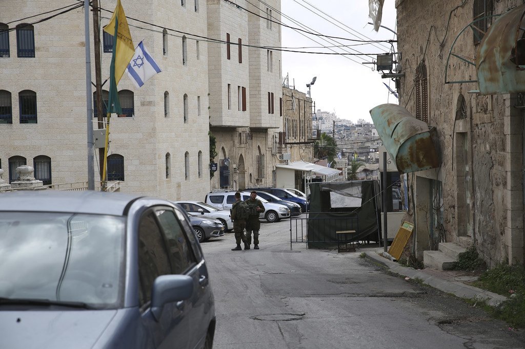 نقطة تفتيش للدخول إلى مدرسة قرطبة الأساسية المختلطة الواقعة داخل المنطقة الإسرائيلية المغلقة في مدينة الخليل 
