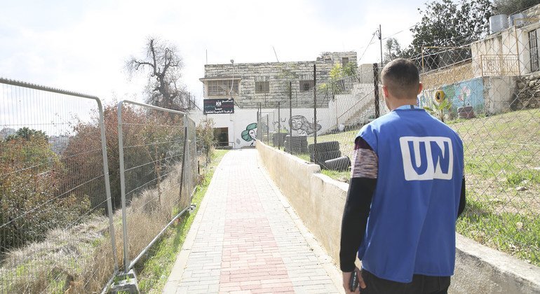 مدخل مدرسة قرطبة الأساسية المختلطة الواقعة داخل المنطقة العسكرية الإسرائيلية المغلقة في مدينة الخليل.