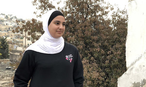 يارا، 14 عاما، طالبة في مدرسة قرطبة بالمنطقة العسكرية الإسرائيلية المغلقة في مدينة الخليل، بالضفة الغربية.