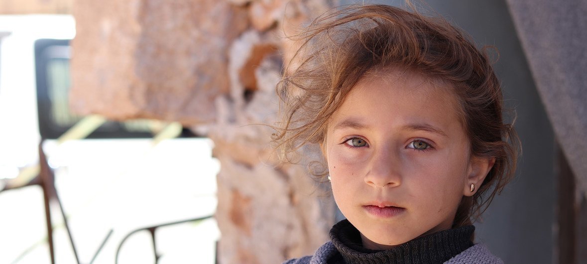В настоящее время более пяти миллионов детей в Сирии нуждаются в гуманитарной помощи, более половины из них были вынуждены покинуть свои дома. На фото: девочка в Алеппо, апрель 2018 года. 