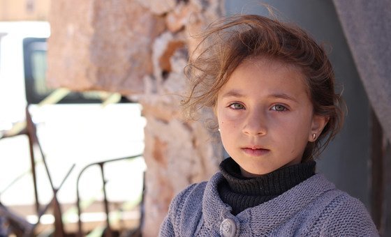 В настоящее время более пяти миллионов детей в Сирии нуждаются в гуманитарной помощи, более половины из них были вынуждены покинуть свои дома. На фото: девочка в Алеппо, апрель 2018 года. 