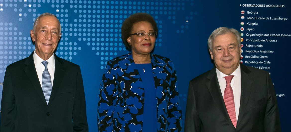 O presidente da república de Portugal, Marcelo Rebelo de Sousa, a secretária executiva da Cplp, Maria do Carmo Silveira e o chefe da ONU, António Guterres, durante cerimônia da Cplp em Lisboa