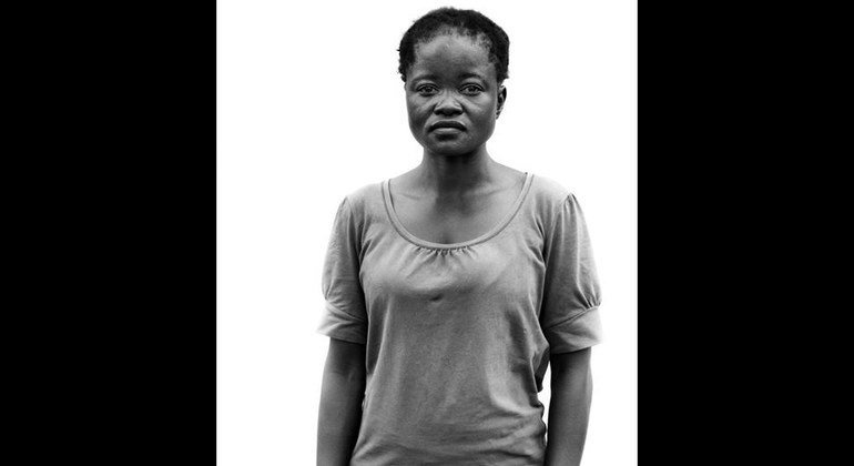 Carine Rolenga, na série de retratos revelam o poder e a dor de mulheres congolesas exiladas em Angola