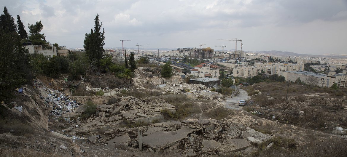 从东耶路撒冷拜特-哈尼纳(Beit Hanina)被拆毁的巴勒斯坦人房屋的废墟上俯瞰皮斯加特齐耶夫(Pisgat Ze’ev)定居点。