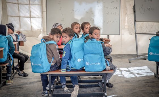 Unicef, promove a campanha #goblue para sensibilizar para a importância de todas as crianças terem acesso a educação 