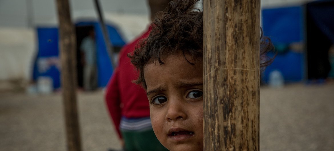 أطفال في مخيم الخازر.