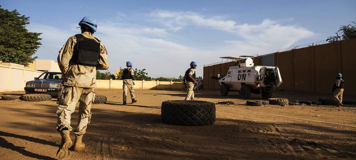 在马里东部的加奥（Gao）地区，联合国维和人员与马里国民警卫队共同开展日常联合巡逻，确保当地安全，维持秩序，并为平民提供保护。