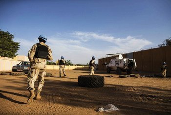 À Gao, dans l'est du Mali, des soldats de la paix de l'ONU ont effectué des patrouilles quotidiennes avec la Garde nationale malienne en novembre 2018 pour assurer la sécurité générale, maintenir l'ordre et offrir une protection aux civils.
