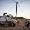 Des casques bleus béninois de la mission de maintien de la paix des Nations Unies au Mali (MINUSMA) et la Garde nationale malienne effectuent des patrouilles conjointes quotidiennes dans les rues de Gao en novembre 2018.