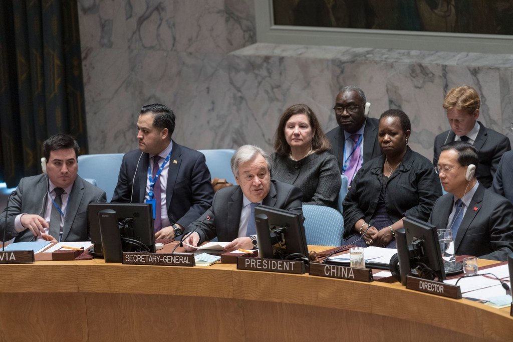  Le Secrétaire général de l'ONU, António Guterres (au centre), s'exprime sur le renforcement des opérations de maintien de la paix lors d'une réunion du Conseil de sécurité des Nations Unies sur la paix et la sécurité en Afrique