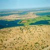 从飞机上鸟瞰，乍得湖的严重沙漠化现象一目了然。在过去50年间，乍得湖盆地的面积从2万5千平方公里缩小到了仅有2千平方公里。