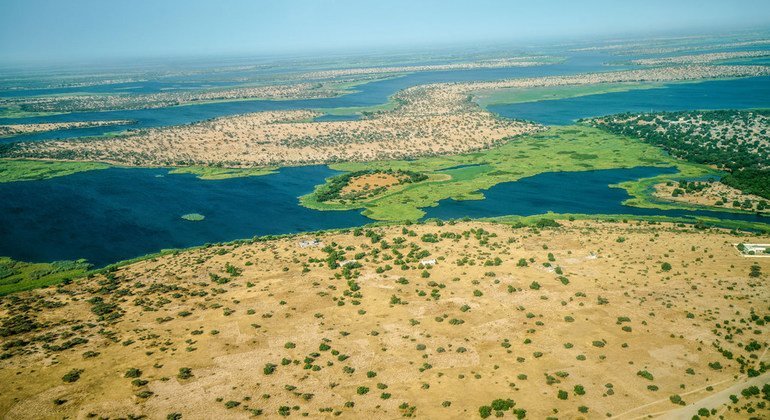 从飞机上鸟瞰，乍得湖的严重沙漠化现象一目了然。在过去50年间，乍得湖盆地的面积从2万5千平方公里缩小到了2千平方公里。