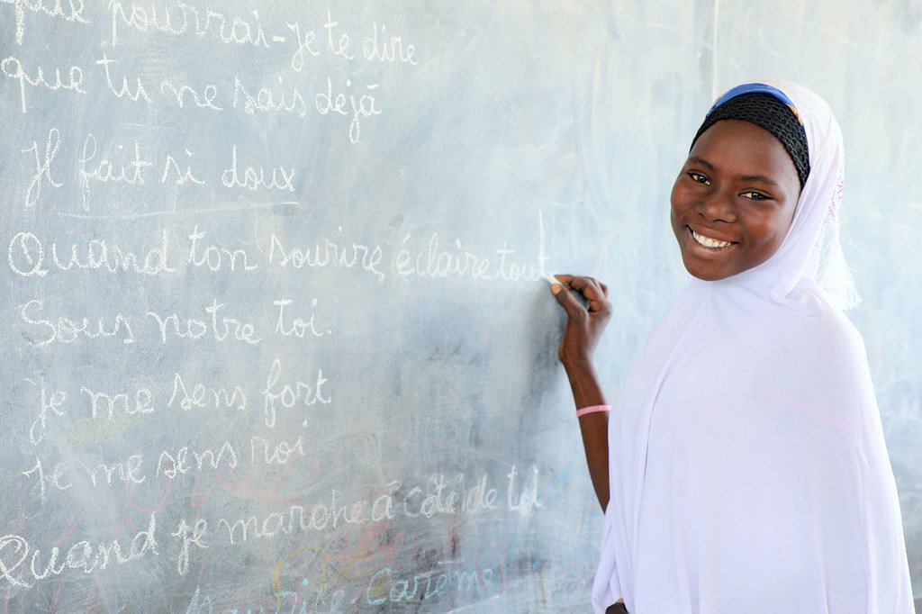  Aisha Mahamadou, 16 ans, écrit sur le tableau noir d'une école du camp de réfugiés de Dar es Salam dans la région du lac Tchad.