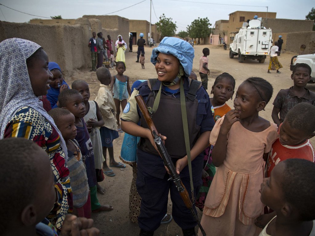 Une femme policière rwandaise déployée au sein de la Mission des Nations Unies au Mali (MINUSMA).